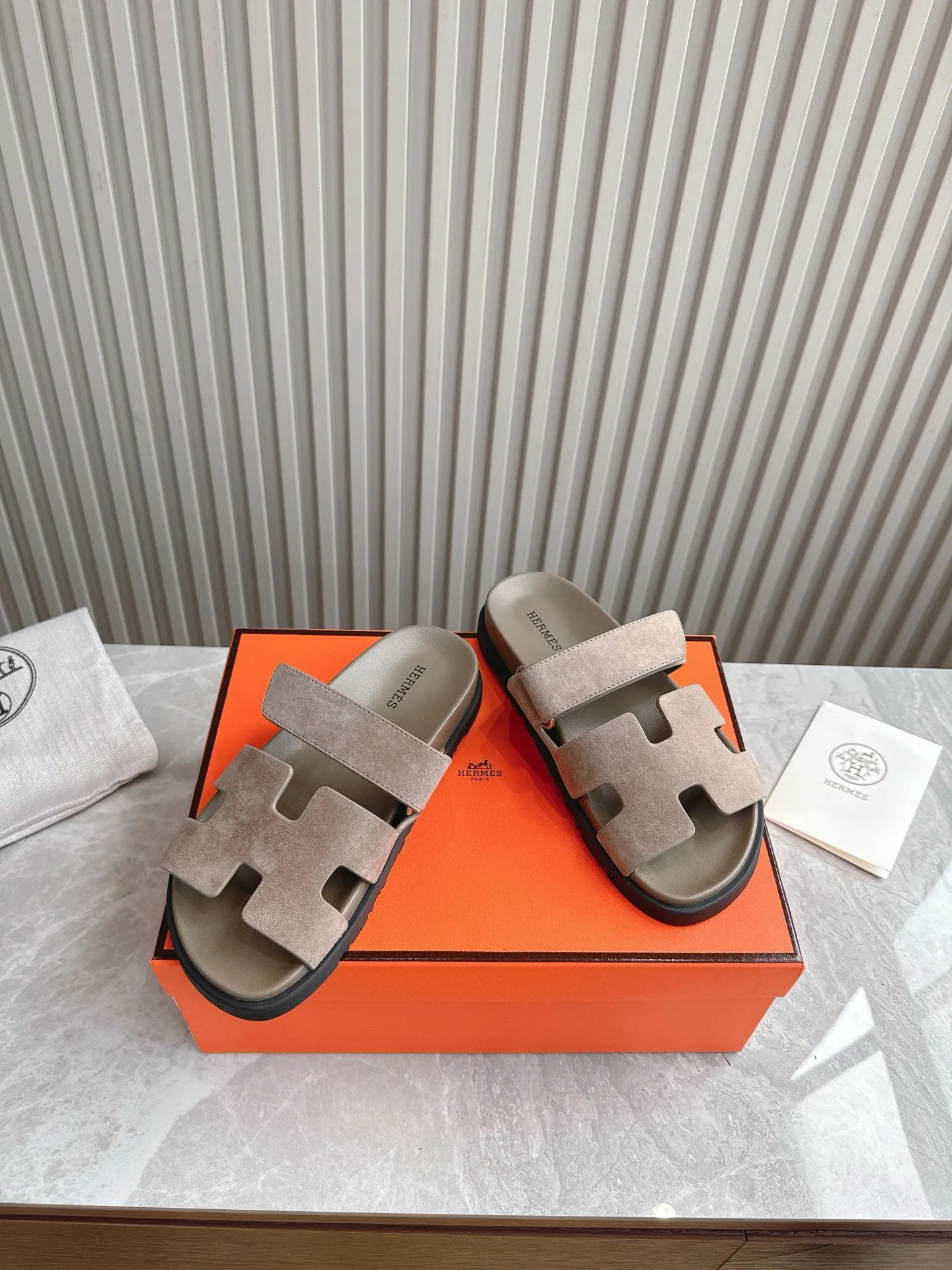 p480🐮🐮Couple model (top version) H family 2024 spring and summer new style HERMES Hermes' recently popular couple model pig nose angle sandals and slippers, paired with various colorful socks, popular. Upper: imported original deerskin (the genuine leather edging is not ordinary super migration). Lining: imported genuine leather. Outsole: Tpu non-slip and wear-resistant outsole. Size: Female 35-42 (40/42 non-returnable and non-exchangeable) Male size: 39-45 (45 non-refundable and non-exchangeable)
